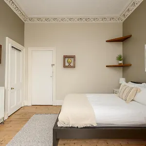 2 Bed Old Town - Next To Castle Edinburgh
