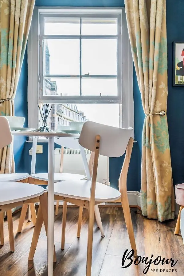Royal Mile 3Br-2Ba, 1 Min To Castle - Free Parking & Zip Link Beds By Bonjour Residences エディンバラ