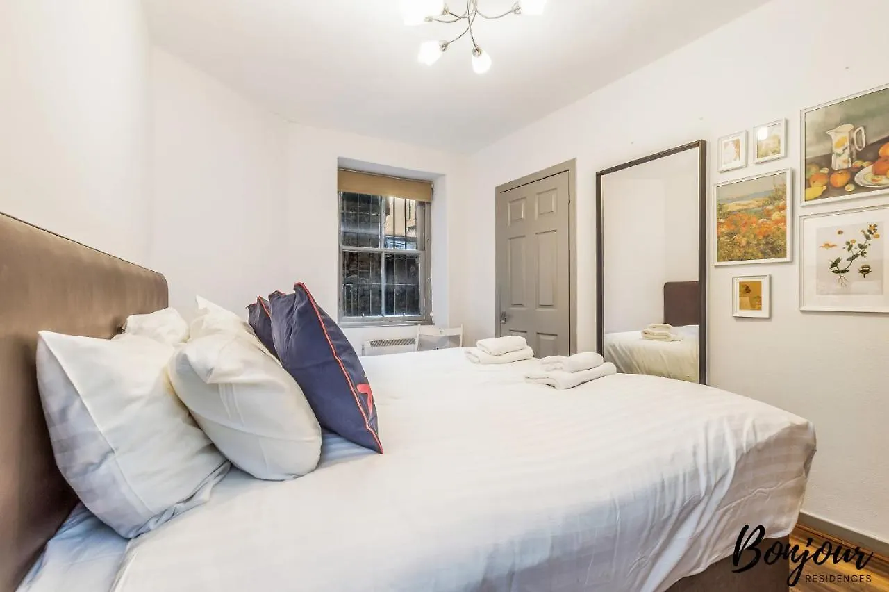 Royal Mile 3Br-2Ba, 1 Min To Castle - Free Parking & Zip Link Beds By Bonjour Residences エディンバラ アパート