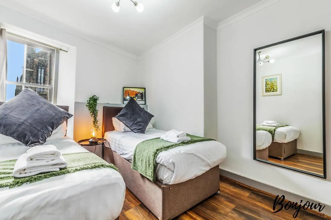 Royal Mile 3Br-2Ba, 1 Min To Castle - Free Parking & Zip Link Beds By Bonjour Residences エディンバラ アパート